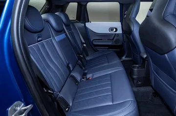 Vista de los asientos traseros del MINI Cooper S, con tapicería de alta calidad.
