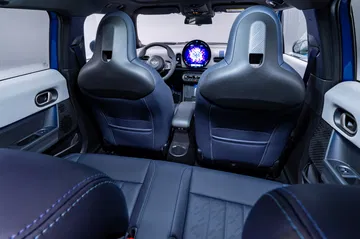 Vista del habitáculo del MINI Cooper S resaltando su diseño y acabados premium