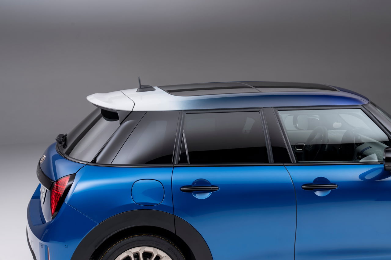 Vista lateral del MINI Cooper S de 5 puertas con techo panorámico.