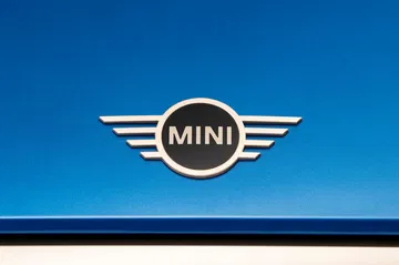 Detalle del emblemático logotipo MINI en un acabado cromado.