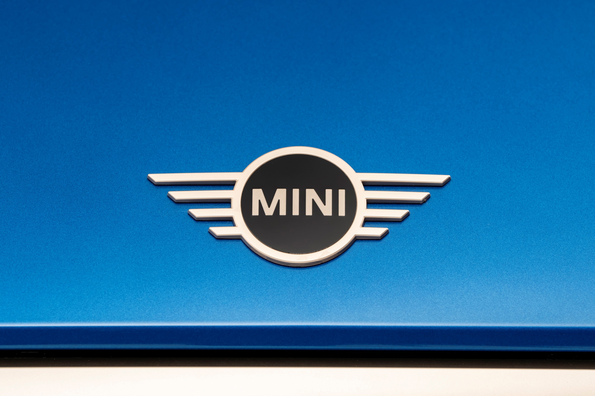 Detalle del emblemático logotipo MINI en un acabado cromado.