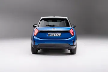 Vista trasera del nuevo MINI Cooper S 5 puertas destacando su diseño deportivo y compacto.