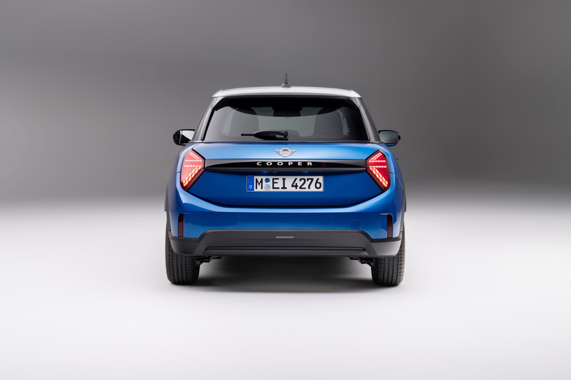 Vista trasera del nuevo MINI Cooper S 5 puertas destacando su diseño deportivo y compacto.