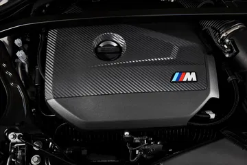 Vista del propulsor BMW M135, detalle en carbono y distintivo M.