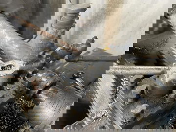 Vista de un motor V12 fabricado con impresora 3D, prometiendo alto rendimiento.