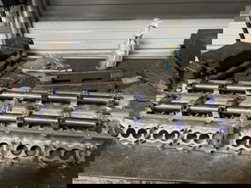 Vista de motor V12 impreso en 3D, pieza clave en ingeniería automotriz.