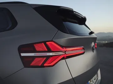 Vista trasera lateral del nuevo BMW X3 mostrando su diseño y ópticas renovadas.