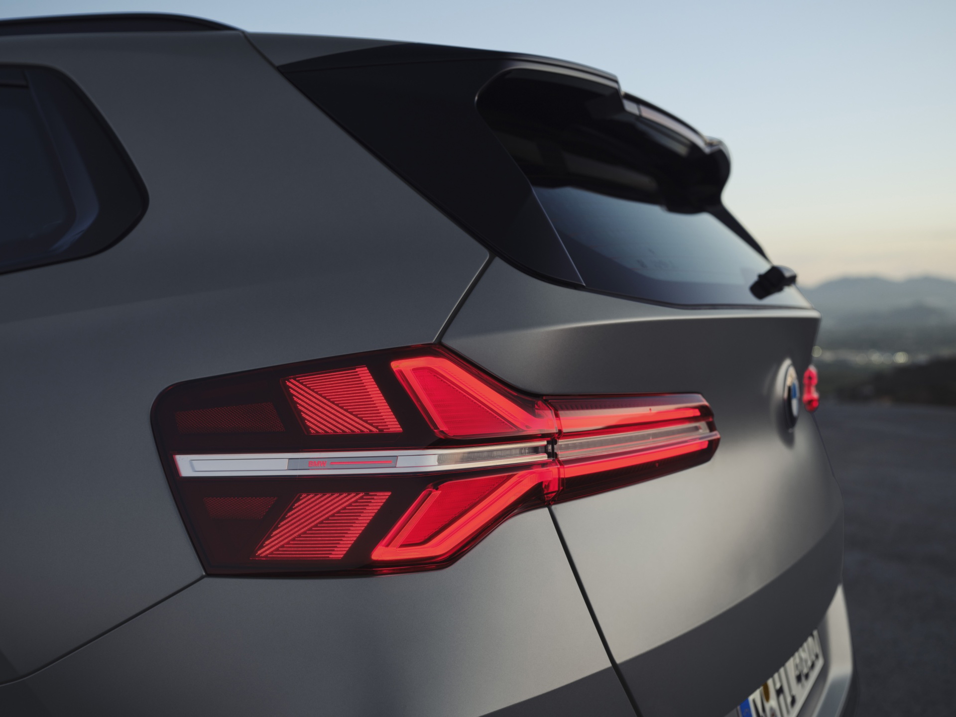 Vista trasera lateral del nuevo BMW X3 mostrando su diseño y ópticas renovadas.
