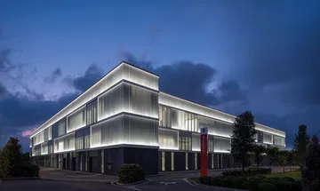 Vista nocturna de la moderna fábrica Ferrari donde nacerán futuros modelos. Vista nocturna de la moderna fábrica Ferrari donde nacerán futuros modelos.