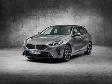 Vista delantera y lateral del nuevo BMW Serie 1, diseño renovado y deportividad.