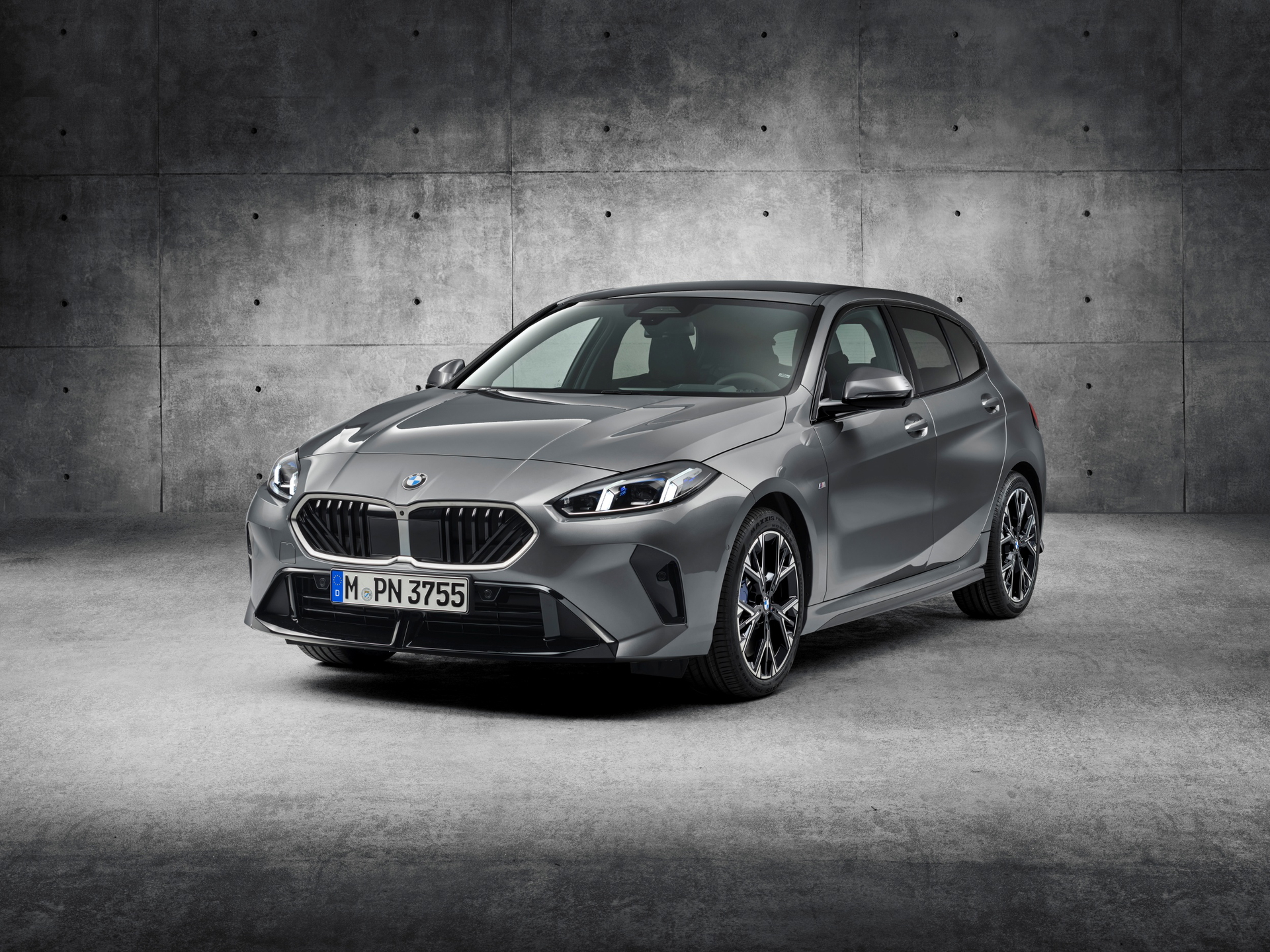 Vista delantera y lateral del nuevo BMW Serie 1, diseño renovado y deportividad.