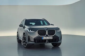 Vista frontal del nuevo BMW X3 20xd evidenciando su diseño renovado.