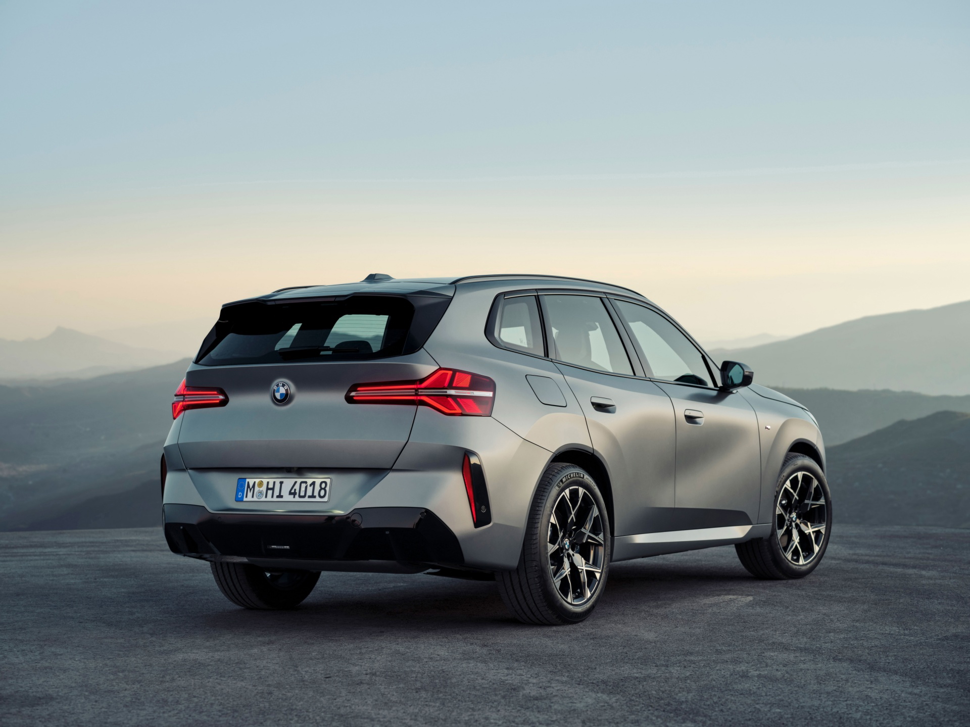 Vista trasera y lateral del BMW X3, destacando su diseño renovado y líneas modernas.