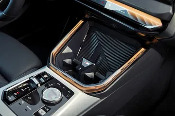 La consola central muestra acabados premium y controles ergonómicos del BMW X3.
