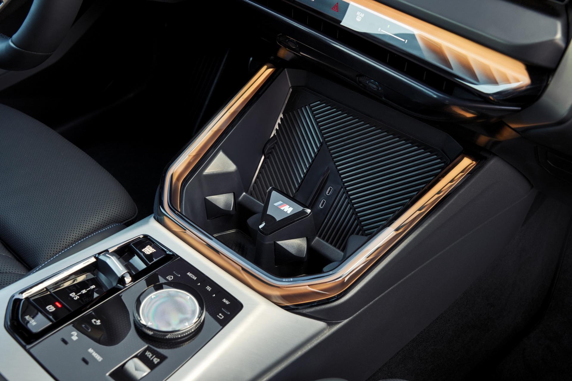 La consola central muestra acabados premium y controles ergonómicos del BMW X3.