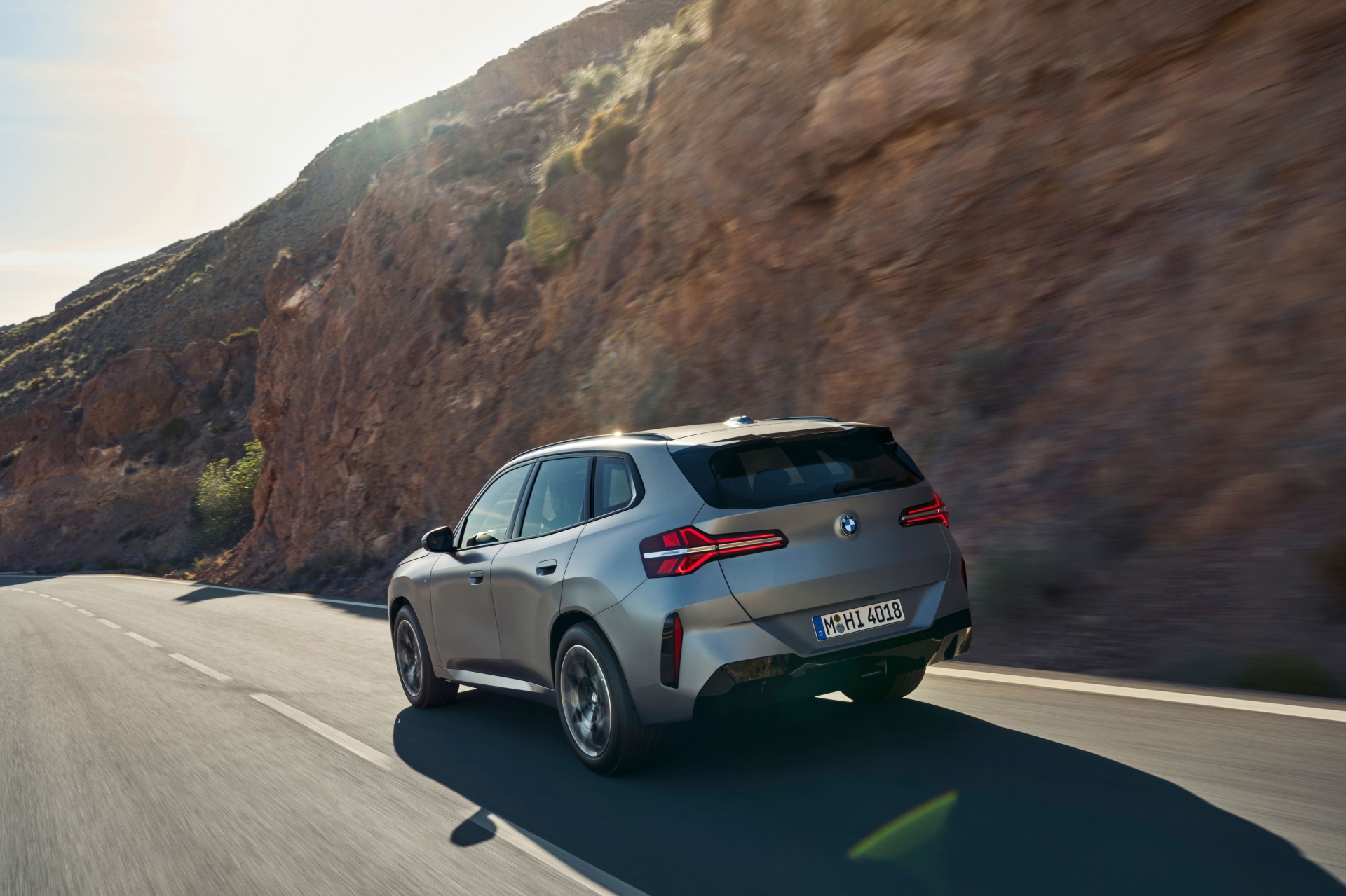 La nueva generación del BMW X3 híbrido se muestra en carretera, destacando su diseño y proporciones.