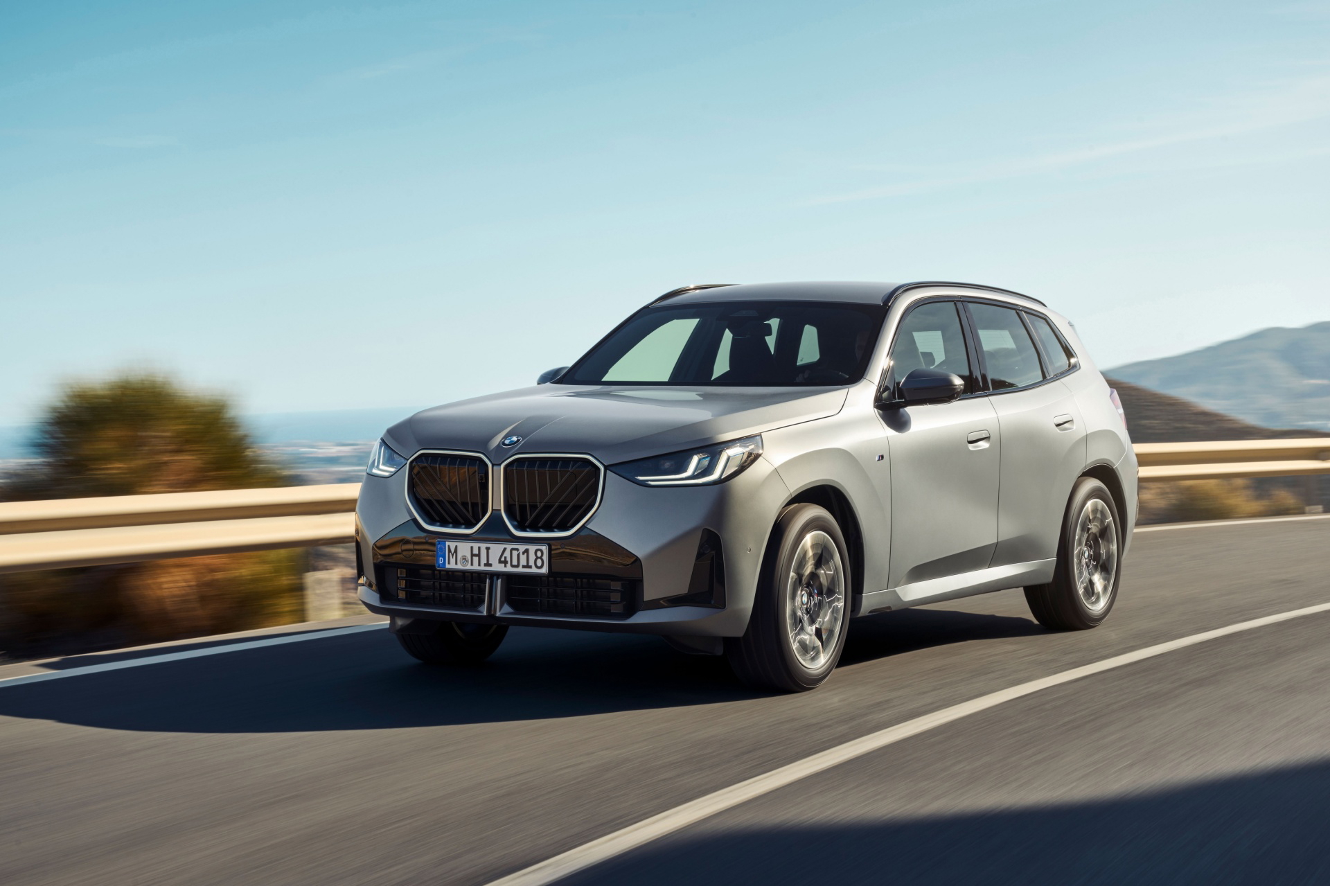 Vista dinámica del nuevo BMW X3 mostrando su robustez y diseño elegante.