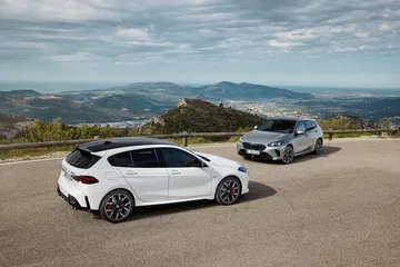 Imagen lateral muestra la silueta dinámica del nuevo BMW Serie 1.