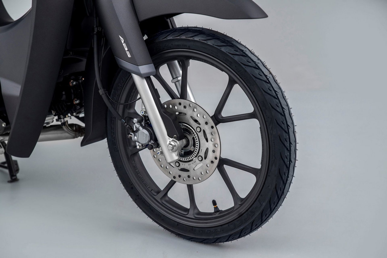 Rueda delantera de la mítica Honda Super Cub 125 con freno de disco. Rueda delantera de la mítica Honda Super Cub 125 con freno de disco.