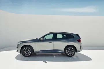Lateral del nuevo BMW X3 destacando su elegante línea y robustez.