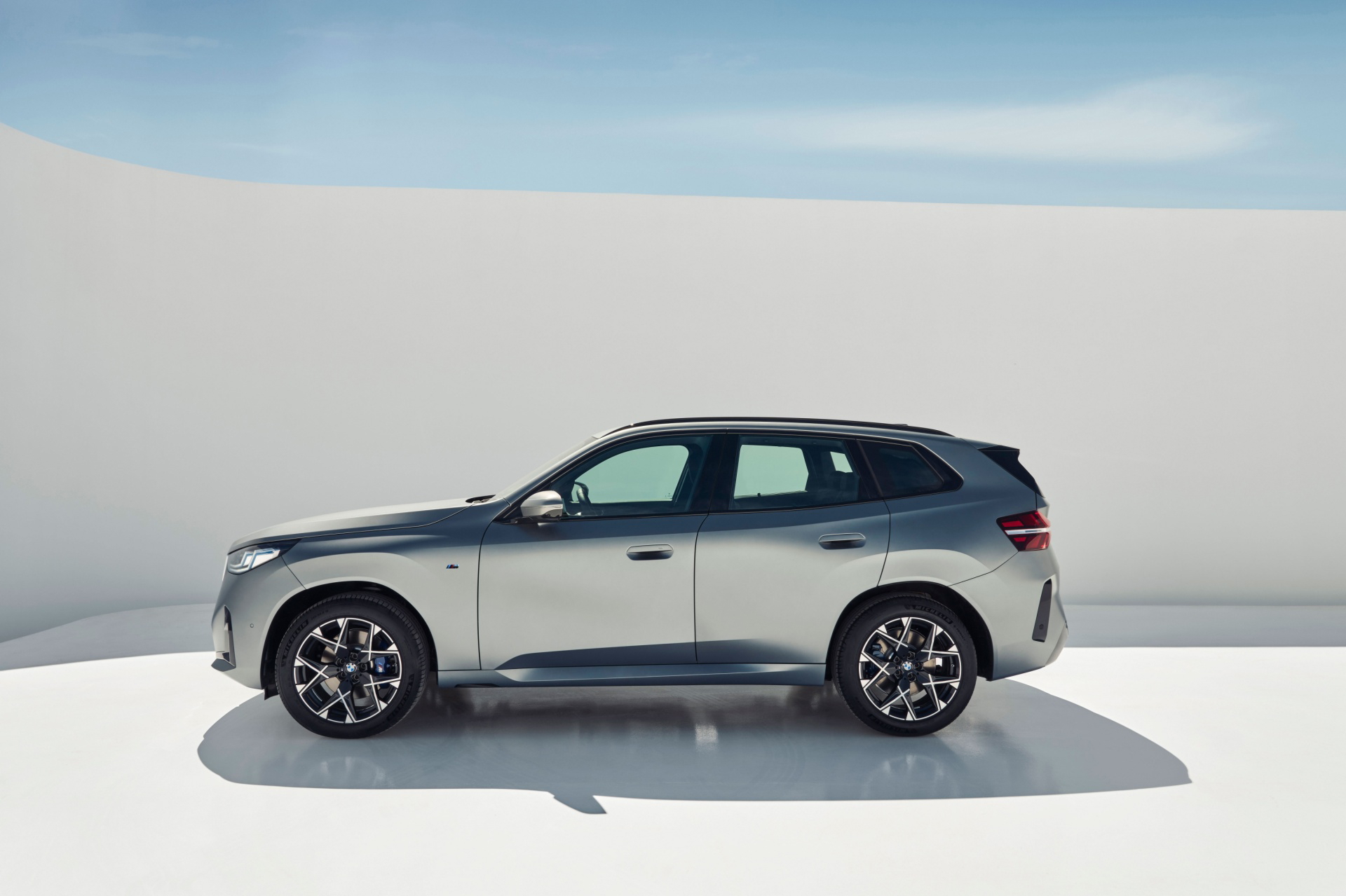 Lateral del nuevo BMW X3 destacando su elegante línea y robustez.