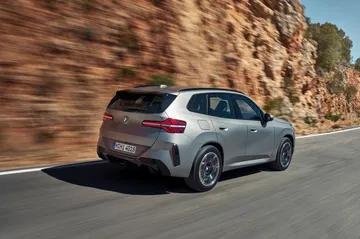 Perfil dinámico del nuevo BMW X3 con diseño renovado y líneas elegantes.