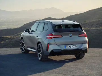 Vista dinámica del BMW X3 20xd, con énfasis en elegancia y deportividad.