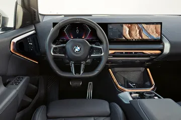 Volante y panel de instrumentos BMW X3, con acabados de alta calidad.