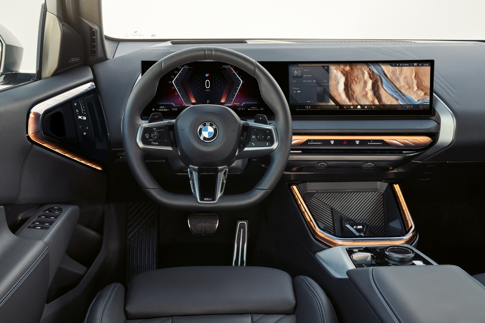 Volante y panel de instrumentos BMW X3, con acabados de alta calidad.