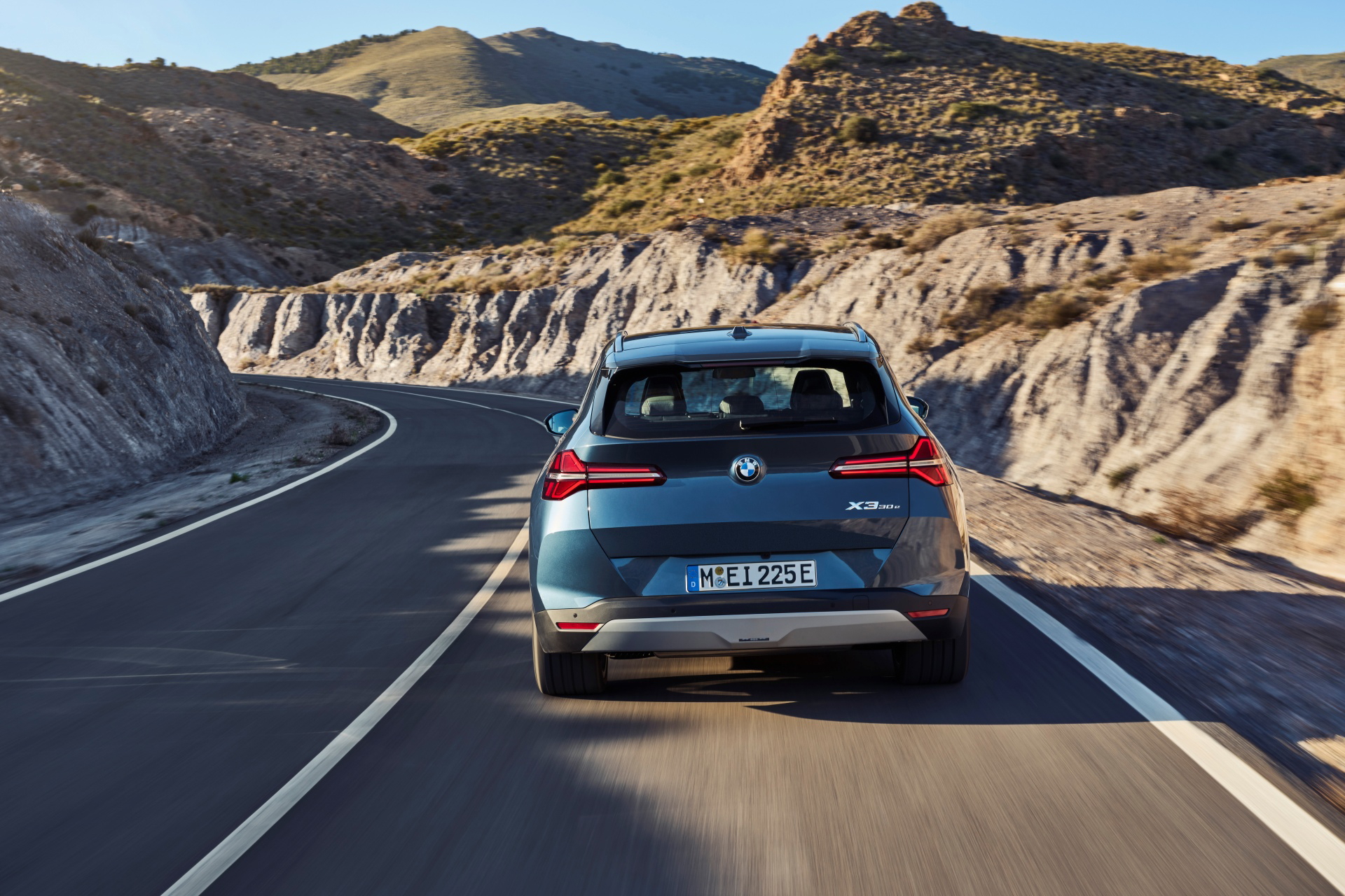 El BMW X3 30e en carretera, mostrando su capacidad híbrida y diseño mejorado.