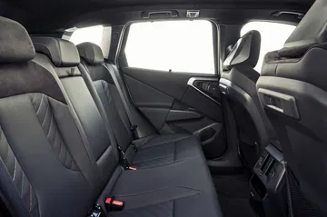 Vista detallada de la lujosa y espaciosa cabina trasera del nuevo BMW X3 híbrido.
