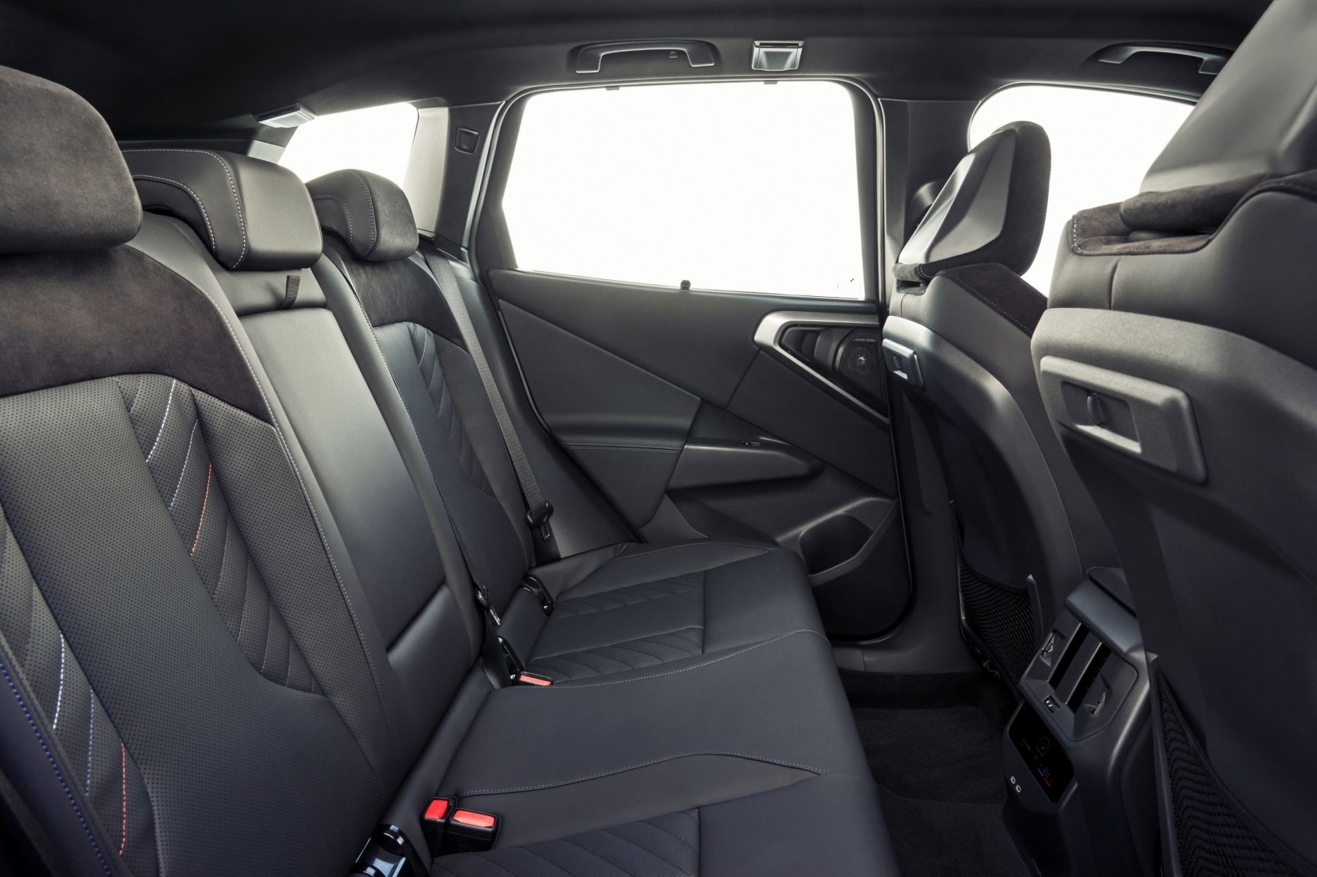 Vista detallada de la lujosa y espaciosa cabina trasera del nuevo BMW X3 híbrido.