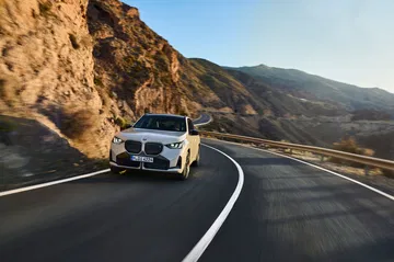 El BMW X3 M50 exhibe su frente agresivo y dinámicas de conducción prometedoras.