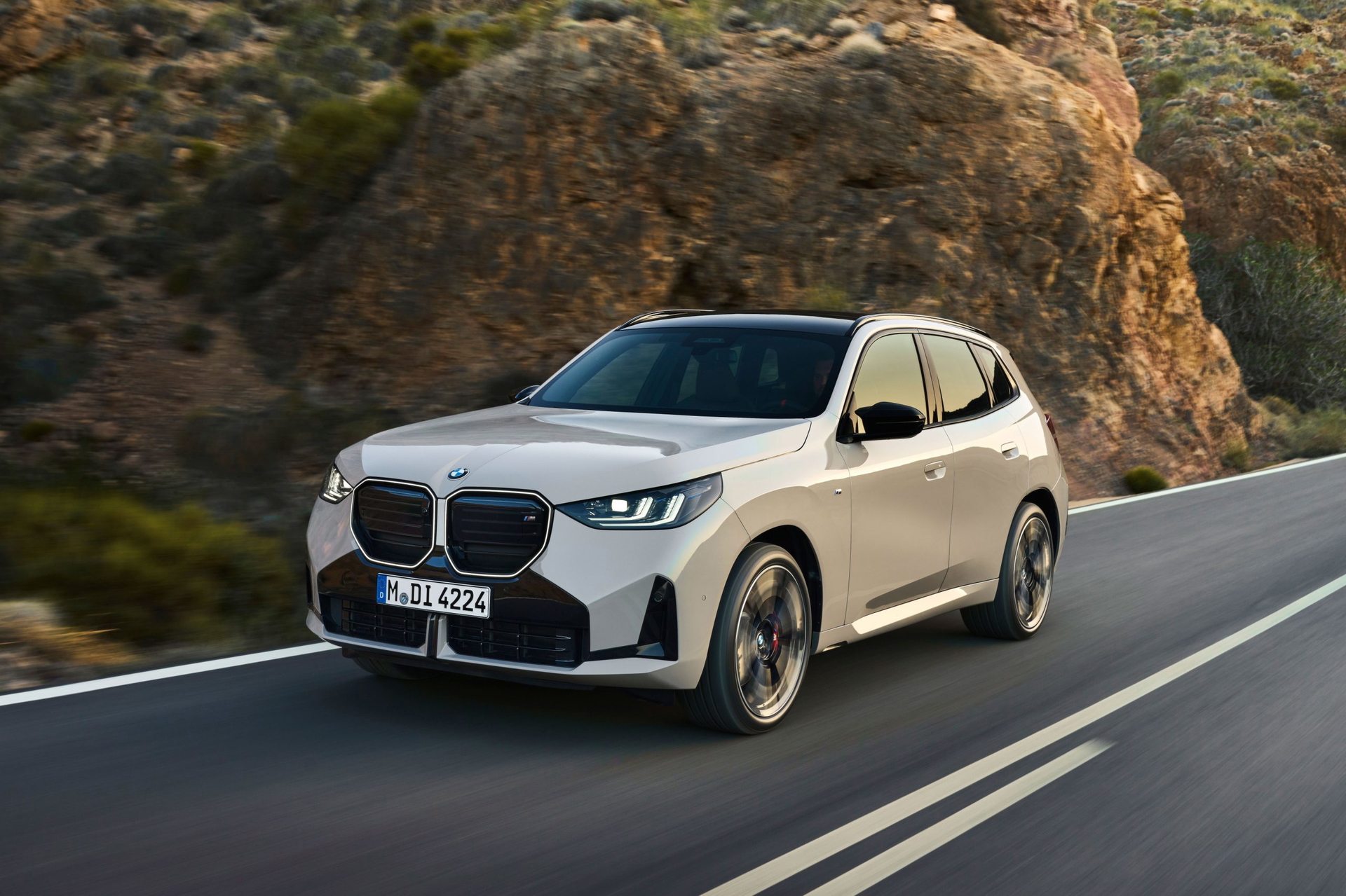 BMW X3 M50 con un diseño que resalta deportividad y elegancia.