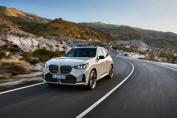 El nuevo BMW X3 M50 mostrando su robustez y deportividad en carretera