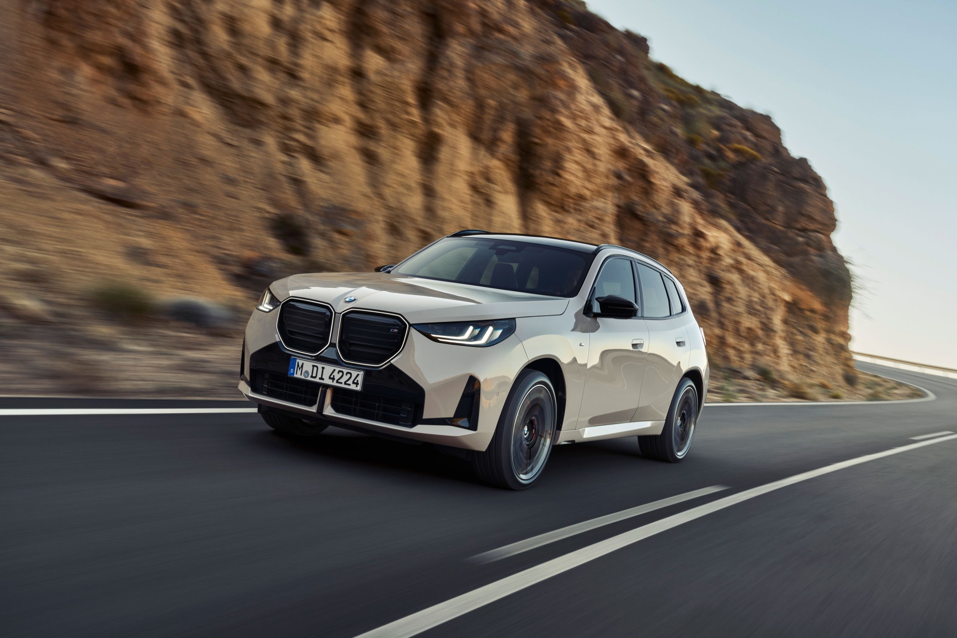 BMW X3 M50: dinamismo y poder en cada línea, casi 400 CV bajo el capó.