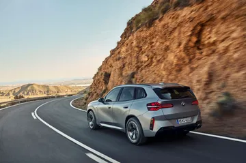 BMW X3 en carretera demostrando su elegancia y dinamismo
