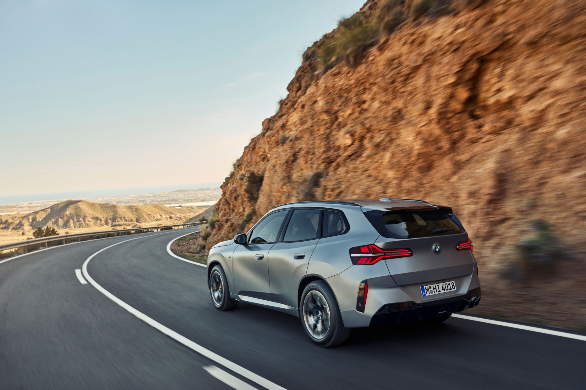 BMW X3 en carretera demostrando su elegancia y dinamismo