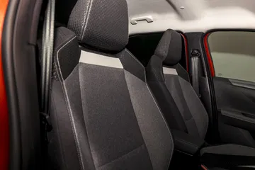 Vista lateral de los asientos del Opel Frontera 2024, enfatizando comodidad y diseño.