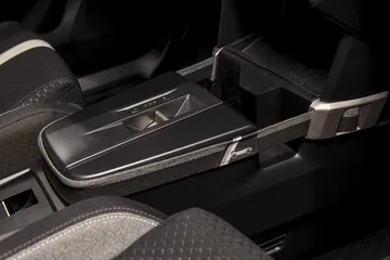 Vista de la consola central del Opel Frontera 2024 con acabados elegantes.