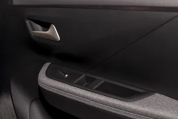 Acabados y controles en la puerta del Opel Frontera 2024.