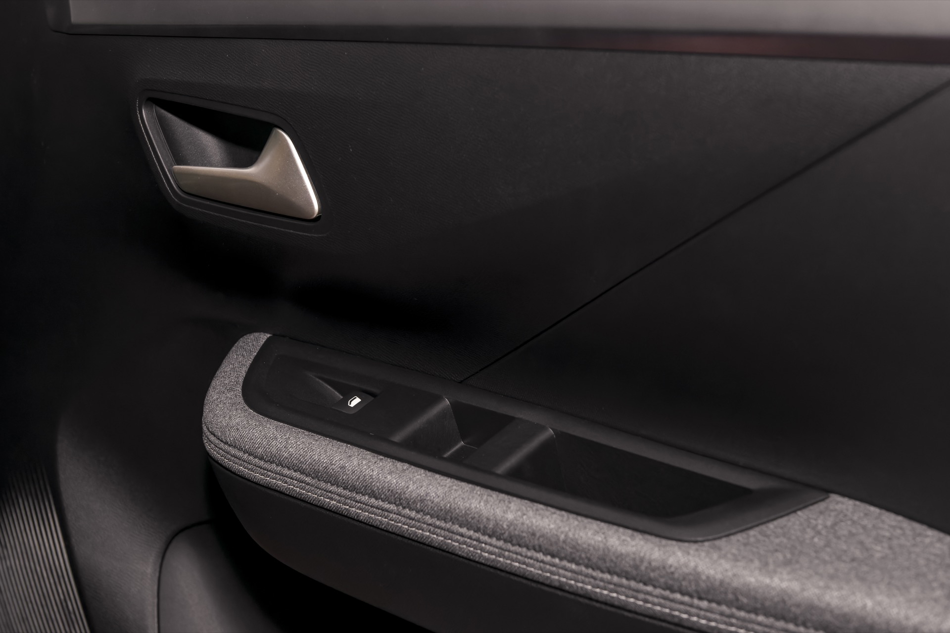 Acabados y controles en la puerta del Opel Frontera 2024.