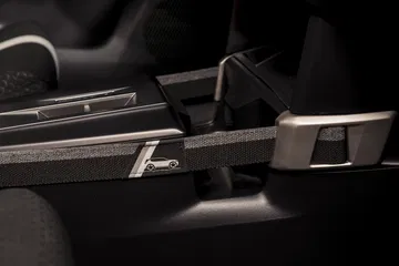 Vista cercana de un detalle del interior del Opel Frontera 2024, resaltando la calidad de los materiales.