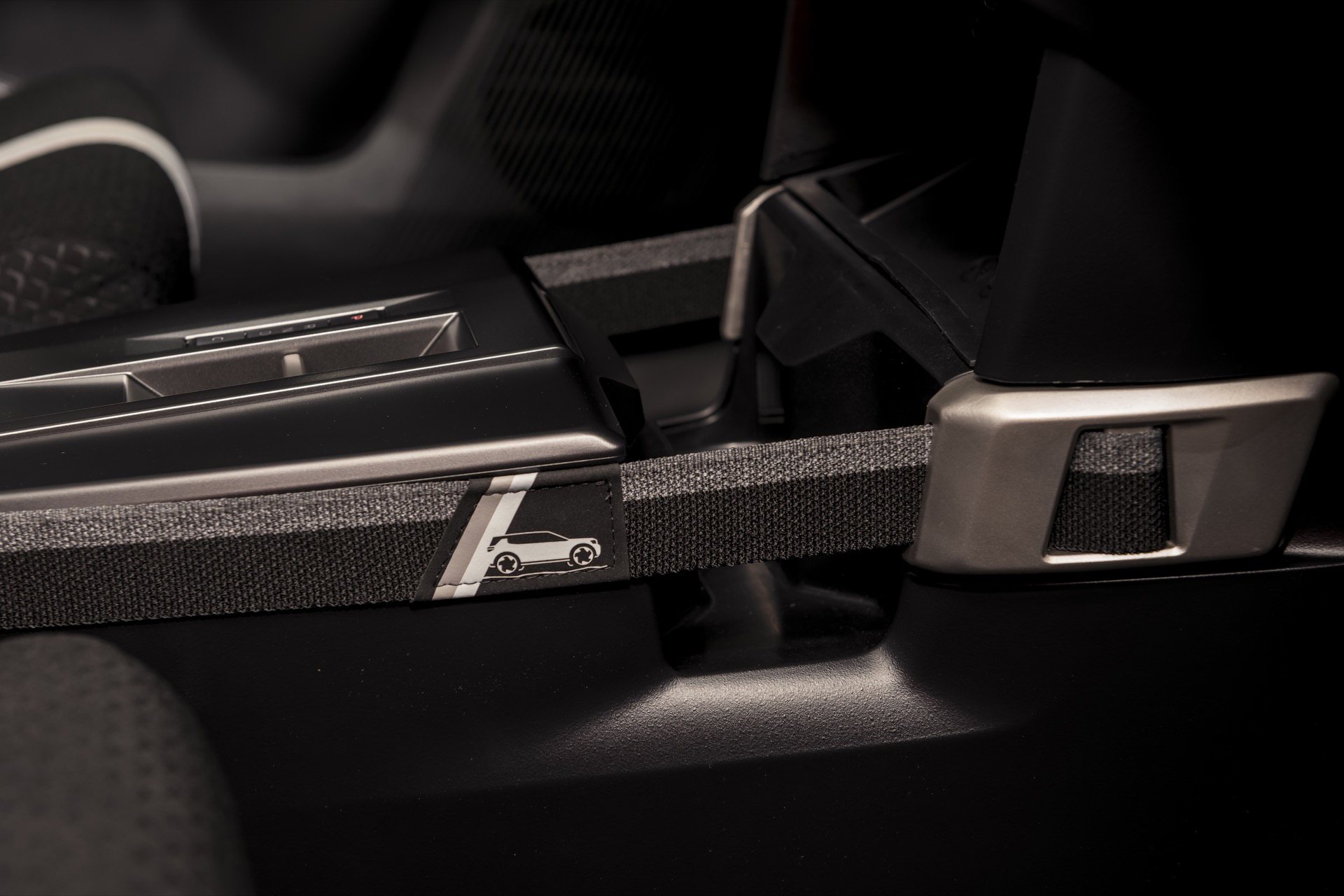 Vista cercana de un detalle del interior del Opel Frontera 2024, resaltando la calidad de los materiales.
