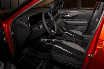 Vista lateral del habitáculo del Opel Frontera 2024, destacando su diseño y acabados.