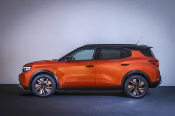 Vista lateral del nuevo Opel Frontera 2024, destacando su línea dinámica y robusta.