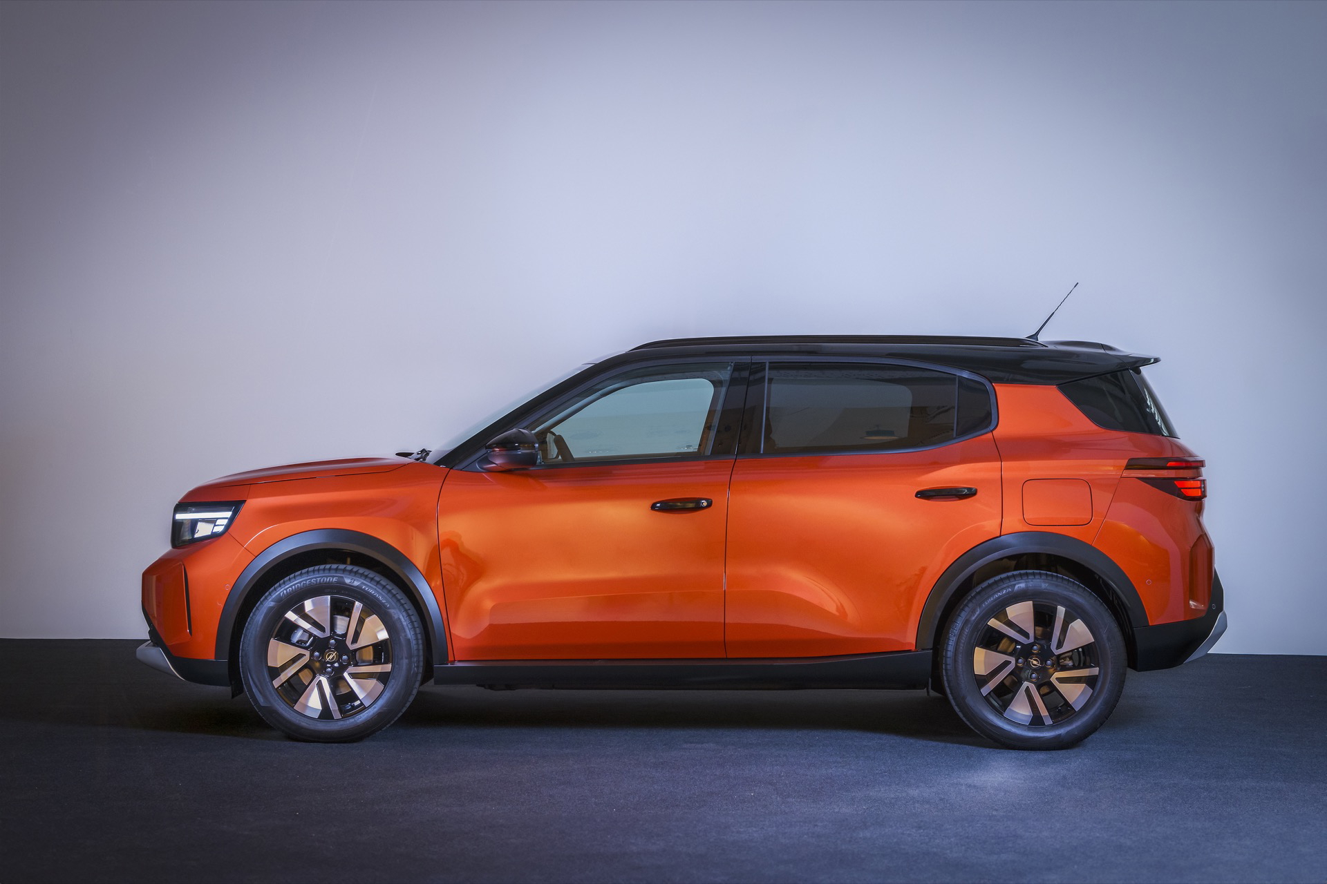 Vista lateral del nuevo Opel Frontera 2024, destacando su línea dinámica y robusta.