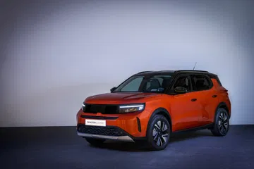 Vista lateral del renovado Opel Frontera 2024, destacando su línea y diseño moderno.