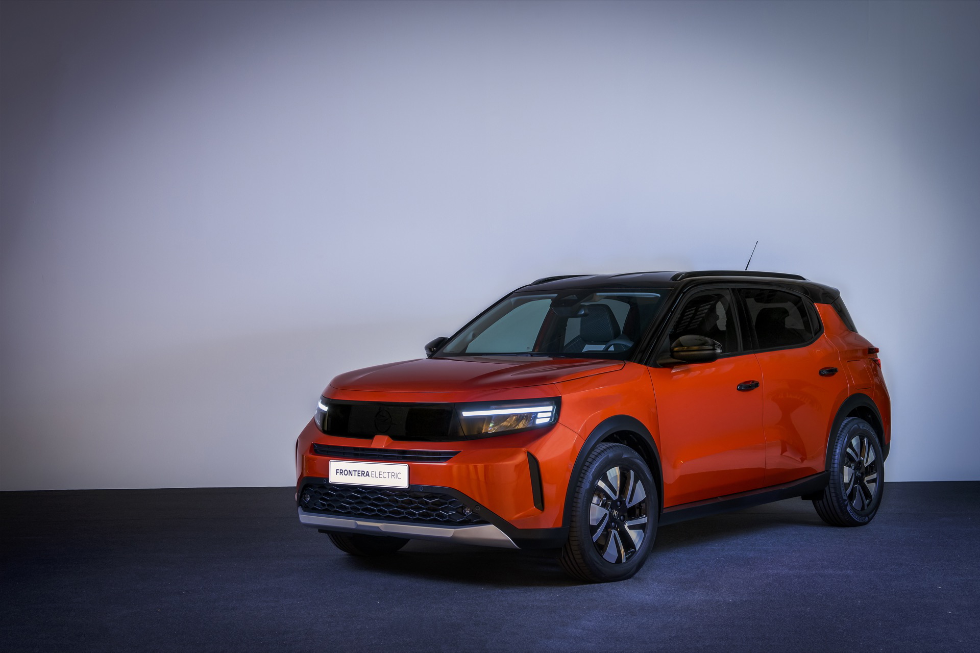 Vista lateral del renovado Opel Frontera 2024, destacando su línea y diseño moderno.
