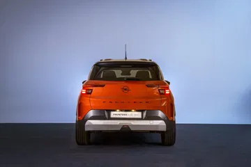 Vista trasera del nuevo Opel Frontera 2024, destacando su diseño robusto y moderno.